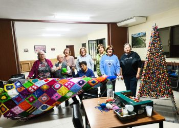 Cordovilla luce su decoración navideña creada por las vecinas que además han donado un árbol de ganchillo a Proyecto Hombre