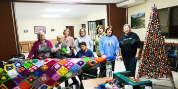 Cordovilla luce su decoración navideña creada por las vecinas que además han donado un árbol de ganchillo a Proyecto Hombre