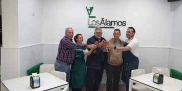 El conocido peñarandino Delfín Zaballos celebra su cumpleaños en Los Álamos Laboratorio Gastronómico junto a sus amigos