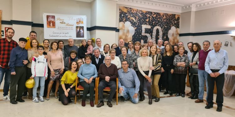 Paco y Reme celebran sus bodas de oro en Peñaranda rodeados de toda su familia en una emotiva fiesta llena de sorpresas