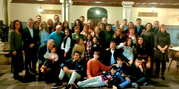 La familia Porras celebra un encuentro en Peñaranda y logra reunir a 44 de sus integrantes en una comida en Las Cabañas