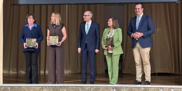 La atleta olímpica peñarandina Lorena Martín recibe el premio Salina de Oro en la gala organizada por la Diputación provincial