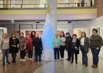 Las «Ganchilleras en acción» de Peñaranda rescatan los tapetes de las abuelas y crean cuatro originales árboles de Navidad