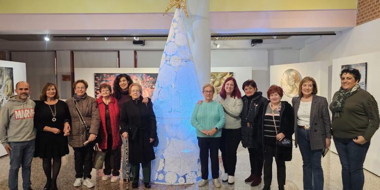 Las «Ganchilleras en acción» de Peñaranda rescatan los tapetes de las abuelas y crean cuatro originales árboles de Navidad