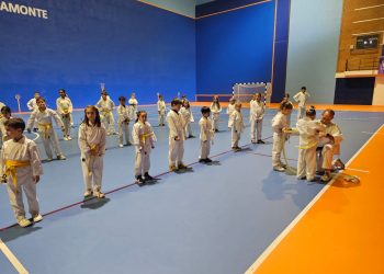 El pabellón cubierto de Peñaranda acoge una demostración del club de karate CID dentro de la programación deportiva navideña