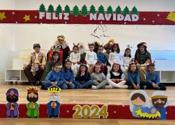 El colegio La Encarnación celebra la Navidad en Peñaranda con una misa en la parroquia y la visita de los Reyes Magos de Oriente