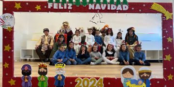 El colegio La Encarnación celebra la Navidad en Peñaranda con una misa en la parroquia y la visita de los Reyes Magos de Oriente