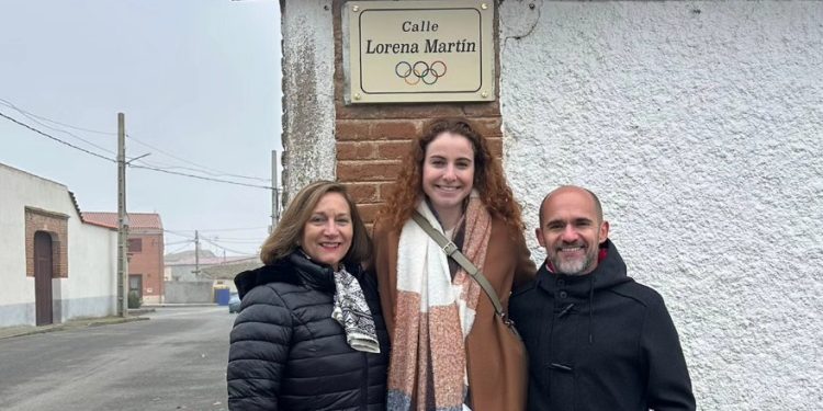La atleta olímpica Lorena Martín ya tiene su calle en Tordillos, la localidad de sus orígenes familiares y a la que se siente unida