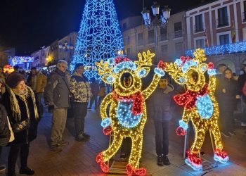Peñaranda pone luz a sus fiestas con el esperado encendido de la iluminación navideña en el Conjunto Histórico de las plazas