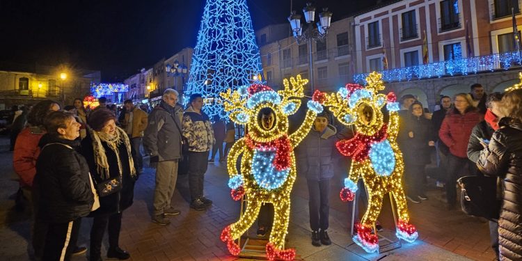 Peñaranda pone luz a sus fiestas con el esperado encendido de la iluminación navideña en el Conjunto Histórico de las plazas