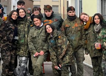 Los quint@s de Macotera celebran su tradicional fiesta a ritmo de charanga con un pasacalles por la villa y pidiendo el aguinaldo