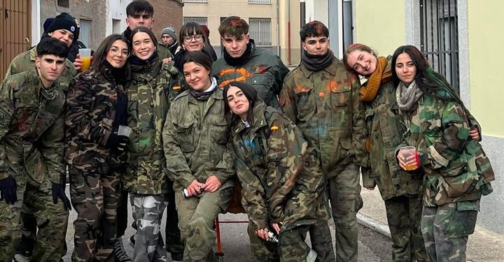 Los quint@s de Macotera celebran su tradicional fiesta a ritmo de charanga con un pasacalles por la villa y pidiendo el aguinaldo