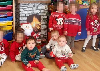 Los niños y niñas del programa Crecemos de Macotera disfrutan con un original concurso de jerséis navideños y una gran fiesta