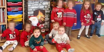 Los niños y niñas del programa Crecemos de Macotera disfrutan con un original concurso de jerséis navideños y una gran fiesta