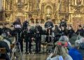 La música de la Escuela de Dulzaina y Percusión de Macotera alegra a los macoteranos que han llenado la iglesia parroquial