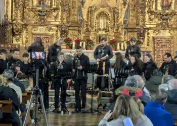La música de la Escuela de Dulzaina y Percusión de Macotera alegra a los macoteranos que han llenado la iglesia parroquial
