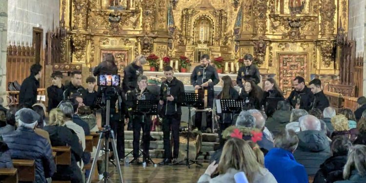 La música de la Escuela de Dulzaina y Percusión de Macotera alegra a los macoteranos que han llenado la iglesia parroquial