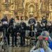 La música de la Escuela de Dulzaina y Percusión de Macotera alegra a los macoteranos que han llenado la iglesia parroquial