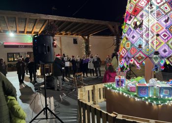 Mancera de Abajo reúne a sus vecinos en torno al árbol navideño de la plaza con villancicos y reparto de chocolate con churros