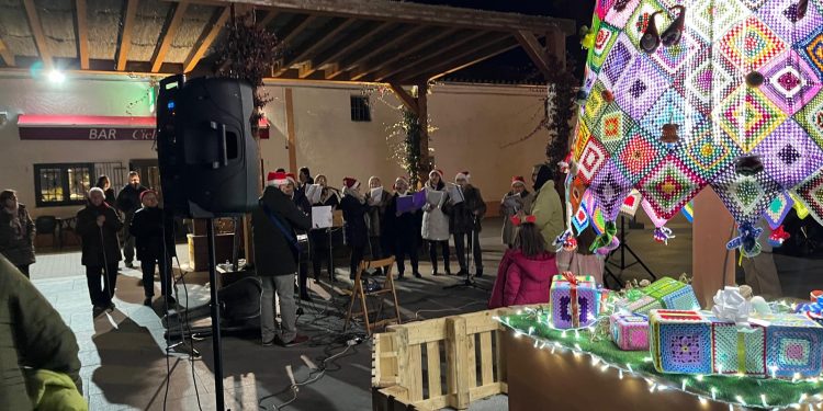 Mancera de Abajo reúne a sus vecinos en torno al árbol navideño de la plaza con villancicos y reparto de chocolate con churros