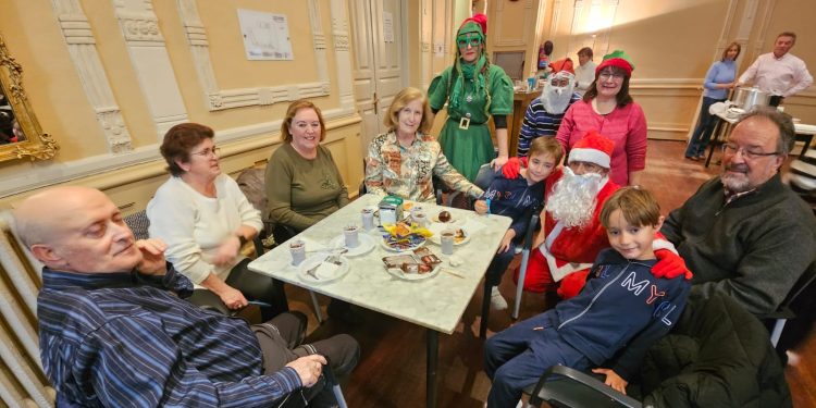 La asociación de mayores San Miguel reúne en Peñaranda a más de 110 personas en una chocolatada a beneficio de Valencia