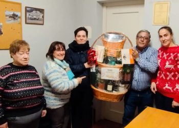La asociación de mayores San Miguel entrega en Peñaranda su cesta de Navidad y el segundo premio a las dos afortunadas