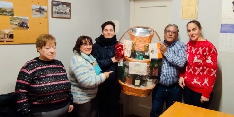 La asociación de mayores San Miguel entrega en Peñaranda su cesta de Navidad y el segundo premio a las dos afortunadas