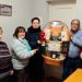 La asociación de mayores San Miguel entrega en Peñaranda su cesta de Navidad y el segundo premio a las dos afortunadas