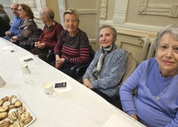 Peñaranda reúne a los mayores en la tradicional fiesta navideña en el centro social con una invitación a café y dulces de la tierra
