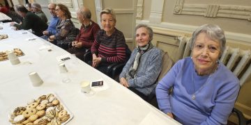 Peñaranda reúne a los mayores en la tradicional fiesta navideña en el centro social con una invitación a café y dulces de la tierra