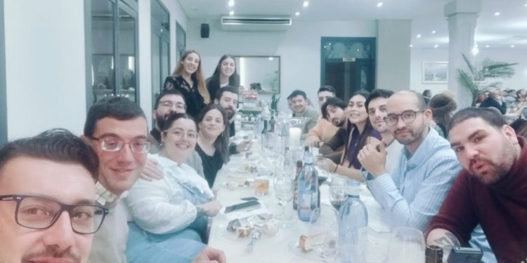 La peña Namesaiders celebra en Peñaranda su cena de Navidad y el anuncio de la futura boda de dos de sus integrantes