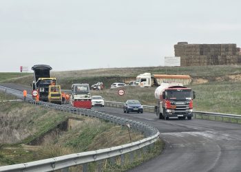 La Junta lleva a cabo labores de refuerzo y reparación del firme en la carretera autonómica SA-810 a la altura del azud de Riolobos