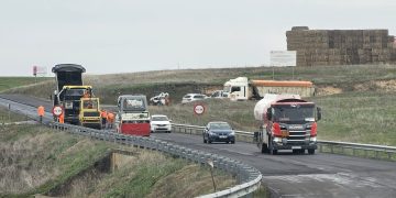 La Junta lleva a cabo labores de refuerzo y reparación del firme en la carretera autonómica SA-810 a la altura del azud de Riolobos
