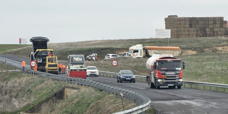 La Junta lleva a cabo labores de refuerzo y reparación del firme en la carretera autonómica SA-810 a la altura del azud de Riolobos