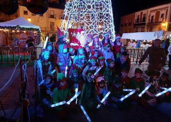 Multitudinario recibimiento a Papá Noel en Peñaranda en una noche mágica de nervios e ilusión para los más pequeños