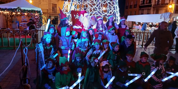 Multitudinario recibimiento a Papá Noel en Peñaranda en una noche mágica de nervios e ilusión para los más pequeños