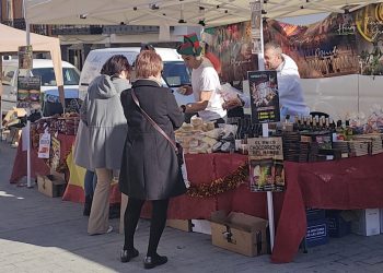 Peñaranda cuenta ya las horas para recibir esta tarde a Papá Noel en la plaza de la Constitución que estrena mercadillo navideño