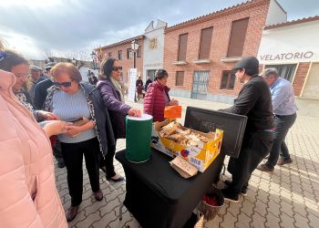 Paradinas de San Juan da la bienvenida  al mes de diciembre con castañas asadas, cuentacuentos y juegos en la plaza