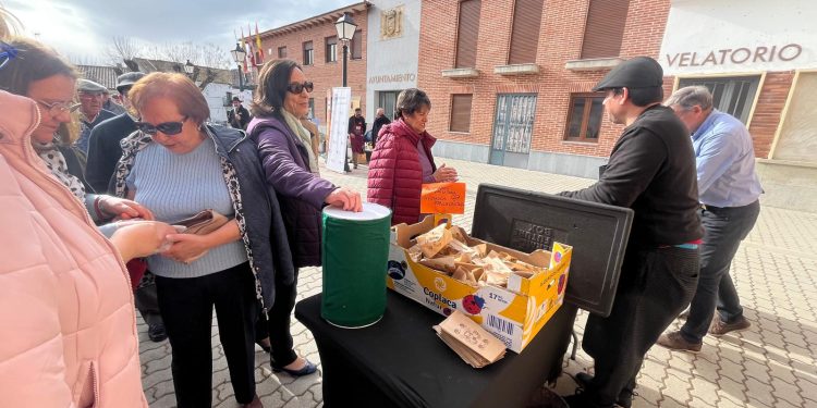 Paradinas de San Juan da la bienvenida  al mes de diciembre con castañas asadas, cuentacuentos y juegos en la plaza