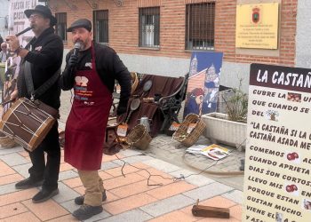 Paradinas de San Juan da la bienvenida  al mes de diciembre con castañas asadas, cuentacuentos y juegos en la plaza