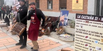 Paradinas de San Juan da la bienvenida  al mes de diciembre con castañas asadas, cuentacuentos y juegos en la plaza