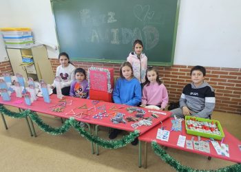 Los escolares de Paradinas de San Juan inauguran el mercadillo navideño en el colegio con una destacada respuesta vecinal