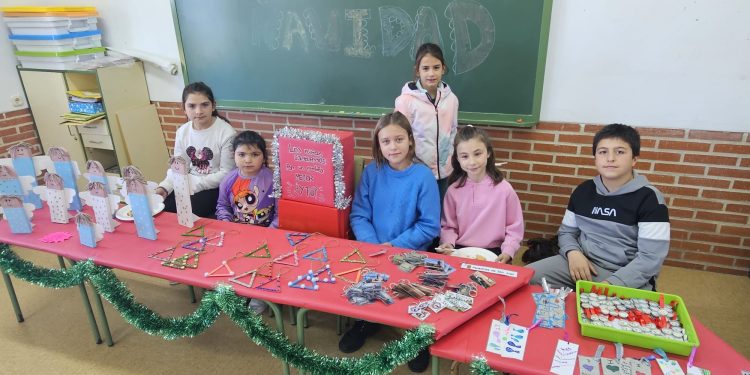 Los escolares de Paradinas de San Juan inauguran el mercadillo navideño en el colegio con una destacada respuesta vecinal
