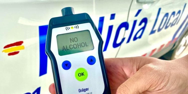 Interceptado un vehículo en Peñaranda que carecía de ITV y con tres ocupantes que portaban sustancias estupefacientes