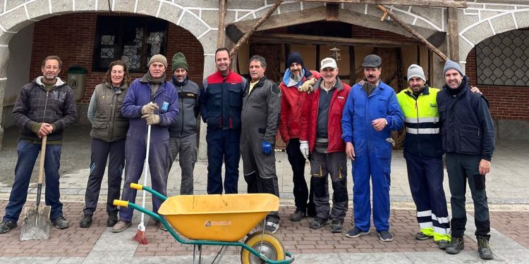 La plaza Mayor de Santiago de la Puebla vuelve a la normalidad tras el exitoso belén viviente celebrado el pasado sábado