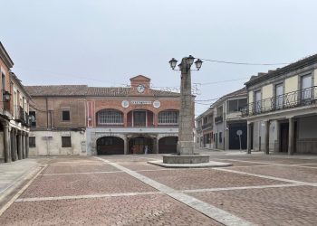 La plaza Mayor de Santiago de la Puebla vuelve a la normalidad tras el exitoso belén viviente celebrado el pasado sábado