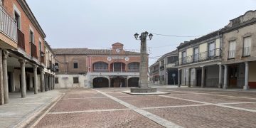 La plaza Mayor de Santiago de la Puebla vuelve a la normalidad tras el exitoso belén viviente celebrado el pasado sábado