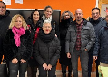 Antiguos alumnos del colegio Severiano Montero de Peñaranda celebran un encuentro y vuelven a las aulas 40 años después