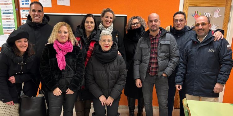 Antiguos alumnos del colegio Severiano Montero de Peñaranda celebran un encuentro y vuelven a las aulas 40 años después