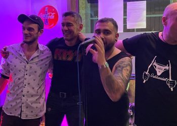 Álvaro «Cocker», vocalista peñarandino de «Sin Matiz»: «nuestro mayor sueño no es más que lo que estamos haciendo, disfrutar haciendo lo que nos gusta rodeados de la gente que queremos»